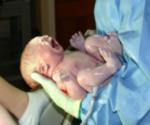 Как выглядит новорожденный?  У большей части новорожденных, вне зависимости от наслед­ственности, глаза при рождении имеют голубую окраску. Исключение - дети темнокожих: при рожде­нии они кареглазые. 